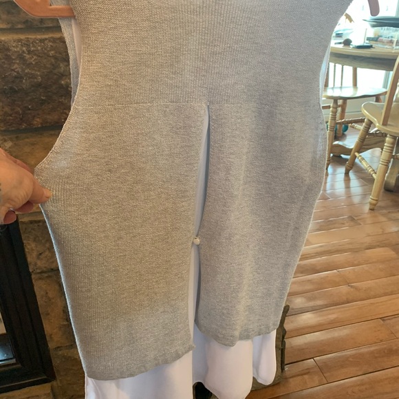 Sleeveless slightly metallic sweater. - Picture 2 of 2